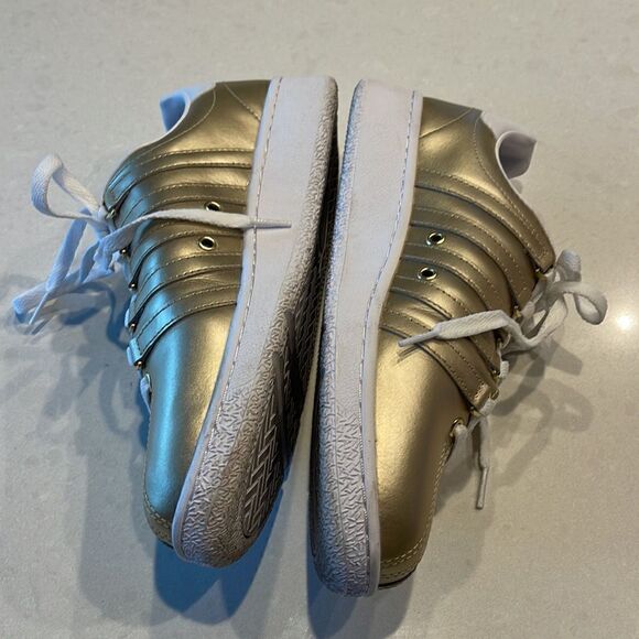 K-Swiss women’s size 10, gold white sneakers excellent condition, super fun. - Picture 3 of 8